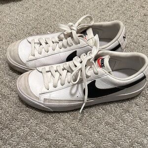 Nike Classic White and Black Low-Topsa